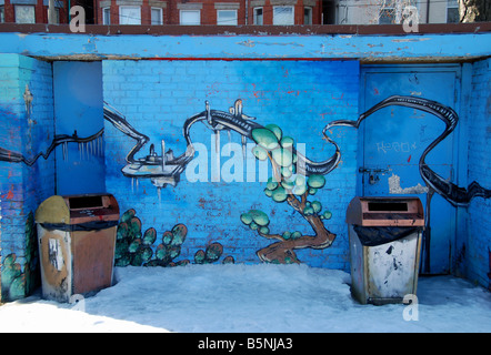Graffiti sur le côté d'un bâtiment de stockage municipal au centre-ville de Toronto (Ontario) Canada Banque D'Images