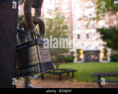 Un cadenas verrouille la porte à l'ancienne maison d'Ashdown (bâtiment maintenant W1) sur le campus de l'Institut de Technologie du Massachusetts. Banque D'Images