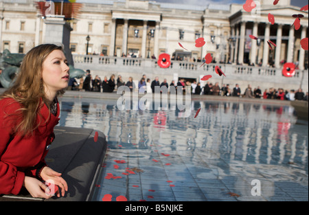 Le service public et les hommes à l'remebrence day service tenue à Trafalgar Square en plaçant des milliers de tournage dans la fontaine à Tr Banque D'Images