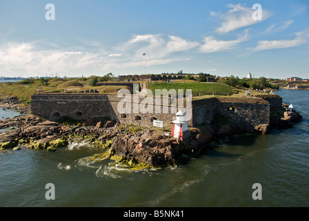 Impressionnant fort de Suomenlinna dans la lumière du soir, vu de la mer Port d'Helsinki Finlande Banque D'Images