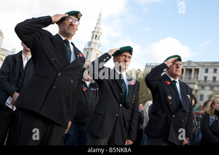 Le service public et les hommes à l'remebrence day service tenue à Trafalgar Square en plaçant des milliers de tournage dans de la fontaine Banque D'Images