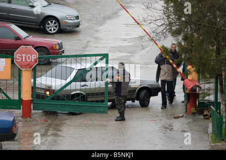 Gardien de sécurité supervise le trafic via porte de stationnement payé, l'autonomie de la Crimée, Ukraine Banque D'Images