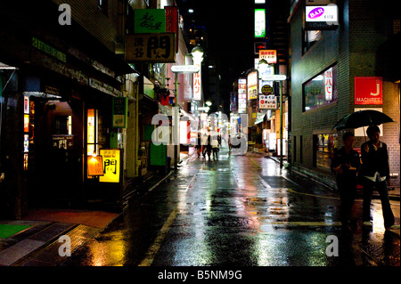 Petites Rues de Shibuya sous la pluie, Tokyo, Japon. Banque D'Images