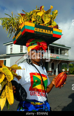 Femme qui danse et divertissent les touristes, tout en transportant des éléments sur sa tête, la grenade dans la 'Antilles' Banque D'Images