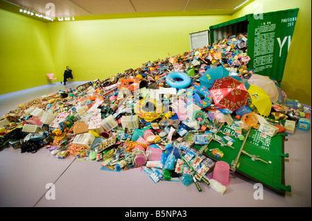 Installation d'art moderne appelé Yiwu réalisée par l'artiste chinoise Liu Jianhua au Groninger Museum à groningen Pays-Bas 2008 Banque D'Images