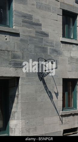 Ombre de lumière sur un mur de pierre Banque D'Images