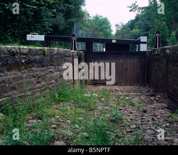 La porte supérieure d'un verrou sur le Canal de Monmouthshire et Brecon égoutté pendant l'entretien en 2008 à Llangynidr, Powys, Pays de Galles du Sud Banque D'Images