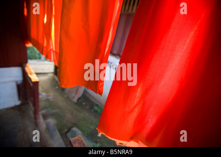 Robes de moines en train de sécher dehors à Luang Prabang au Laos Banque D'Images