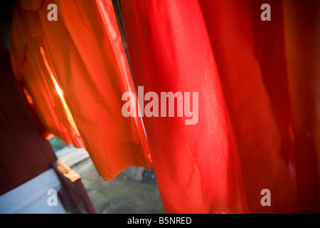 Robes de moines en train de sécher dehors à Luang Prabang au Laos Banque D'Images