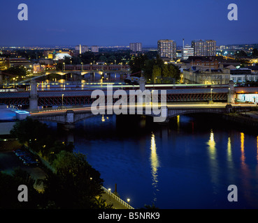 Une nuit coup de ponts sur la rivière Clyde et la ville de Glasgow Banque D'Images