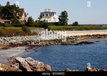 Hôtels particuliers le long de falaise à pied à Newport, Rhode Island Banque D'Images