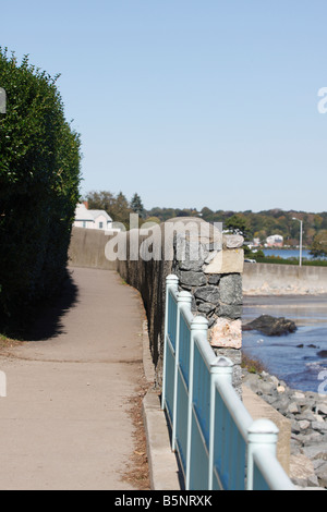 Clôture et mur de pierre le long de falaise à pied à Newport, Rhode Island Banque D'Images