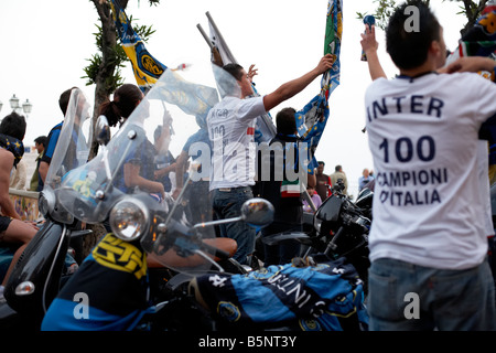 L'Inter Milan football fans célèbrent leur réussite de l'équipe à gagner la ligue italienne pour la saison 2007-2008 Banque D'Images