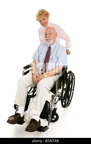 Hauts homme en fauteuil roulant avec sa tendre épouse le pousser un corps entier on white Banque D'Images
