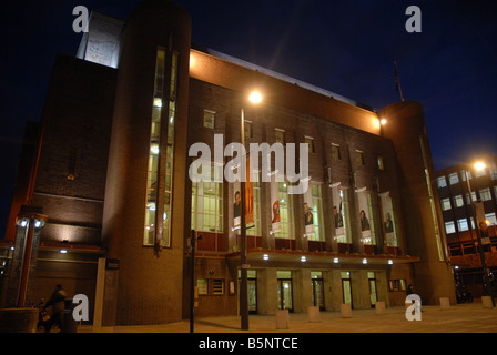 Le Liverpool Philharmonic Hall de nuit. Banque D'Images