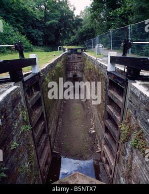 Les portes ouvertes et drainé chambres d'un verrou sur le Canal de Monmouthshire et Brecon pendant l'entretien en 2008 à Llangynidr, Powys, Pays de Galles du Sud Banque D'Images