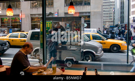 À l'intérieur d'un Starbucks dans le milieu de la ville de New York New York Banque D'Images