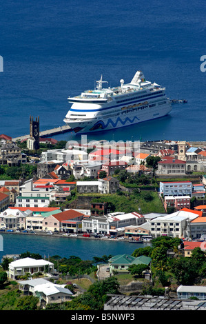 Bateau de croisière "Aida" à quai à St George's, Grenade dans la 'Antilles' Banque D'Images