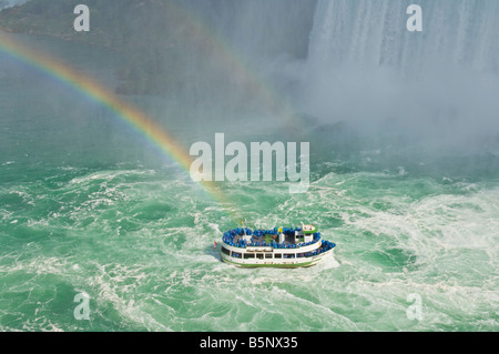 Bonnes de la brume voile croisière avec les touristes en bleu d'imperméables Horseshoe Falls sur la rivière Niagara, Ontario Canada Banque D'Images