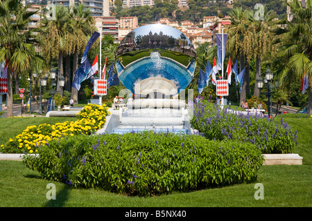 Reflet de Casino de Monte Carlo dans le miroir au-dessus de la fontaine, Place du Casino, Monte Carlo, Monaco, France Banque D'Images