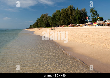 L'accès libre et balayer de Long Beach, une grande plage tropicale de Ko Lanta, Thaïlande. Banque D'Images