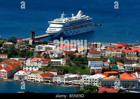 Bateau de croisière "Aida" à quai à St George's, Grenade dans la 'Antilles' Banque D'Images