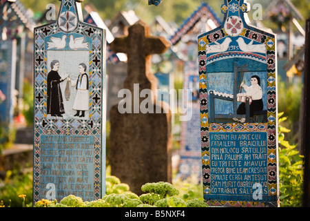 En bois peint de couleurs de pierres tombales Cimetière Joyeux de Sapanta, Maramures, Roumanie Banque D'Images