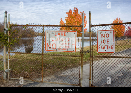 Lake signe clos sur une clôture Banque D'Images