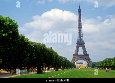 Tour Eiffel Tower Paris France Champs de Mars Banque D'Images