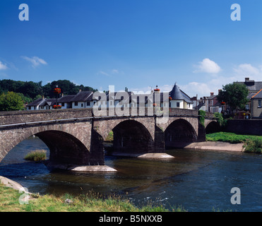 Pont au-dessus de la rivière Usk, dans la ville de Usk dans Monmounthshire, Galles du Sud. Banque D'Images