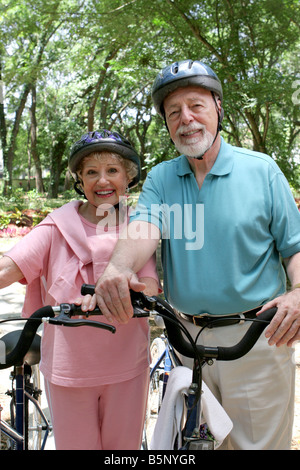 Un joli couple de la bicyclette avec des casques sur Banque D'Images