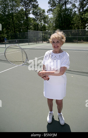 Une active healthy senior lady s'apprête à jouer au tennis Banque D'Images