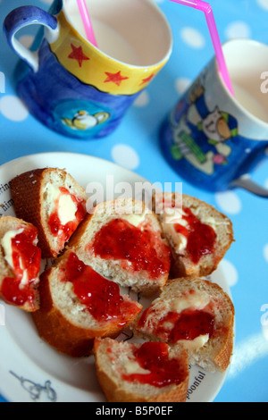 Du lait et du pain et de la confiture sur un plateau Banque D'Images