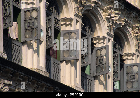 Volets de l'ère coloniale et windows, centre de Rangoon ou Yangon, Birmanie ou Myanmar Banque D'Images