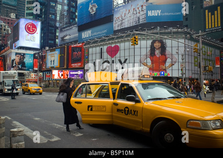 Femme entre dans un taxi à Times Square à New York le 22 octobre 2008 Frances M Roberts Banque D'Images