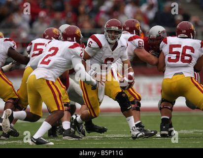 L'USC quarterback, Mark Sanchez, se prépare à main à C.J. Gable durant la Troie Pac-10 match de football avec l'État de Washington. Banque D'Images