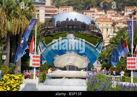 Reflet de Casino de Monte Carlo dans le miroir au-dessus de la fontaine, Place du Casino, Monte Carlo, Monaco, France Banque D'Images