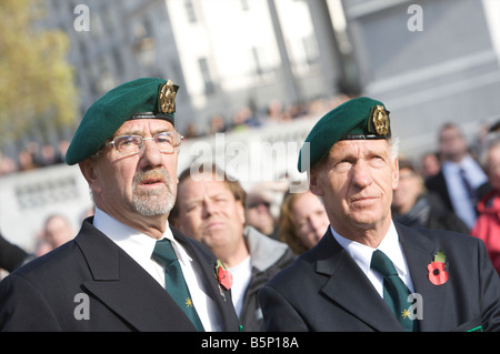 Le service public et les hommes à l'remebrence day service tenue à Trafalgar Square en plaçant des milliers de tournage dans de la fontaine Banque D'Images