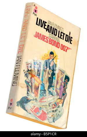 James Bond Live And Let Die paperback par Ian Fleming Banque D'Images