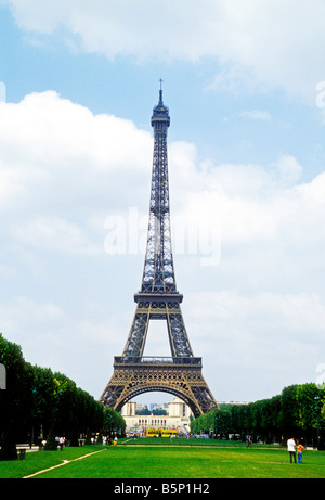 Tour Eiffel Tower Paris France Champs de Mars Banque D'Images