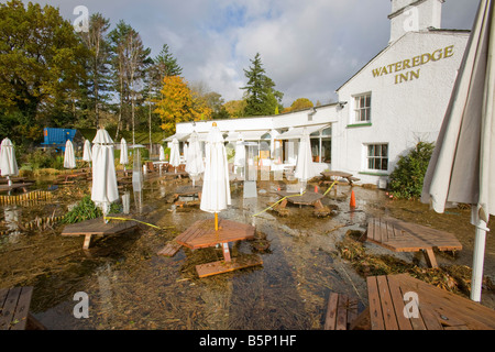 Inondations dans le café en plein air de l'Wateredge Inn à Waterhead sur le lac Windermere à Ambleside UK Banque D'Images