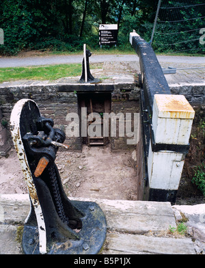 La liquidation, de palette et la porte d'une serrure sur le Canal de Monmouthshire et Brecon drainé au cours de l'entretien en 2008 à Llangynidr, Powys, Pays de Galles du Sud Banque D'Images