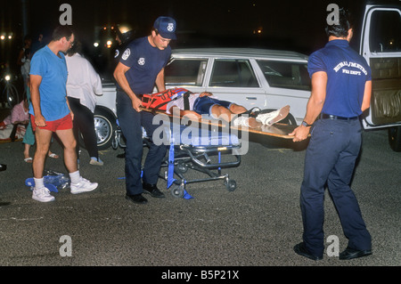 Les policiers et les ambulanciers traitent de auto collision. Banque D'Images