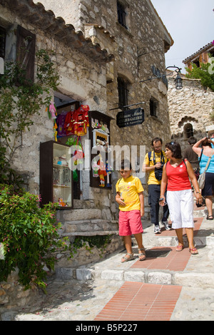 Les touristes en passant devant une boutique de cadeaux dans le village médiéval d'Eze, près de Monaco, France Banque D'Images