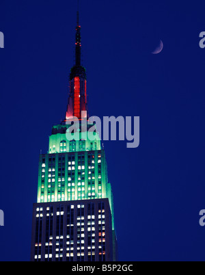 Empire State Building illuminés à la tombée de New York USA Banque D'Images
