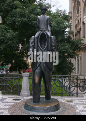 MONUMENT DE FRANZ KAFKA PAR SYNAGOGUE ESPAGNOLE Quartier Juif Josefov Prague RÉPUBLIQUE TCHÈQUE Banque D'Images