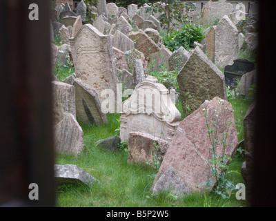 Les pierres tombales du cimetière juif Ancien Quartier Juif Josefov Prague RÉPUBLIQUE TCHÈQUE Banque D'Images