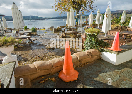 Inondations dans le café en plein air de l'Wateredge Inn à Waterhead sur le lac Windermere à Ambleside UK Banque D'Images