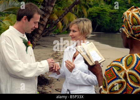 Couple de se marier sur la plage de La Sagasse, Grenade, Caraïbes, Antilles' Banque D'Images