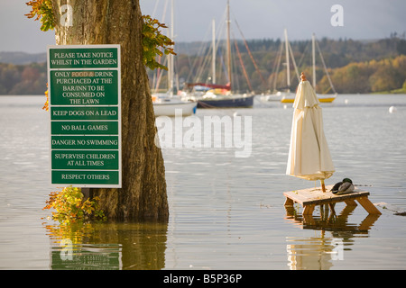 Inondations dans le café en plein air de l'Wateredge Inn à Waterhead sur le lac Windermere à Ambleside UK Banque D'Images